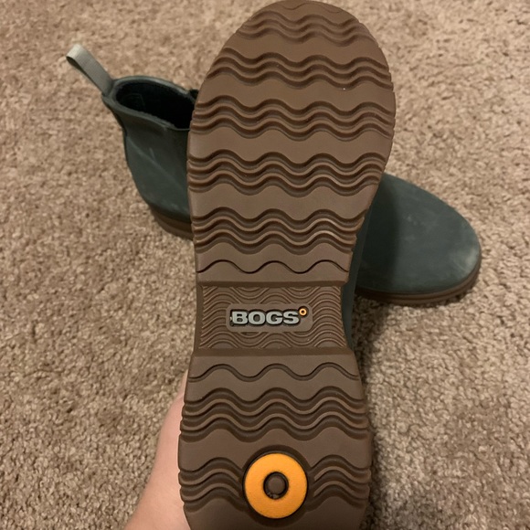 Women’s size 6 bogs booties. - Picture 3 of 4